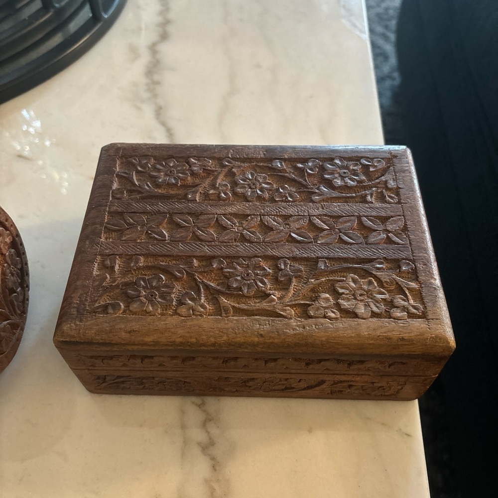 Vintage Hand Carbed Woode Jar and Jewlry Box. Made in India. - Picture 3 of 9